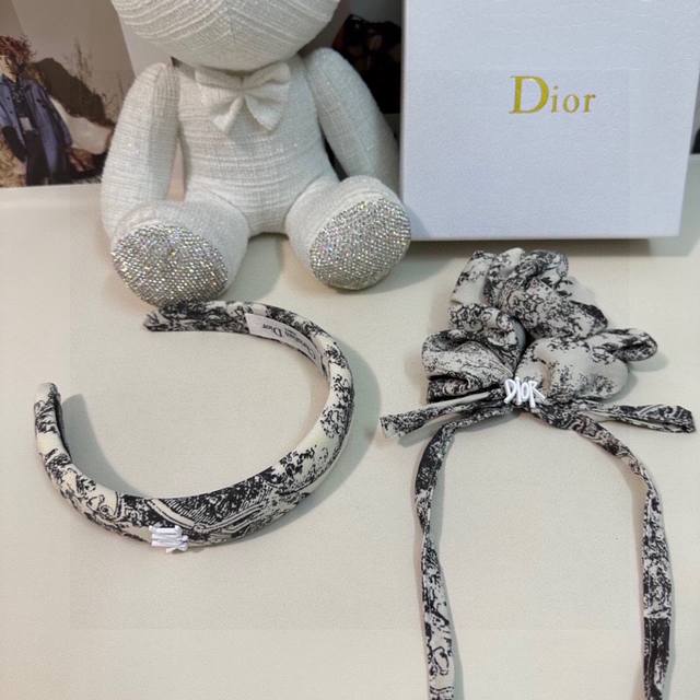 特 两件套 配专柜包装 Dior 迪奥 最新爆款来啦两件套发箍发圈 优雅的girl值得入手 非常好搭配 气质有品位 建议两个一齐佩戴 神奇的仙