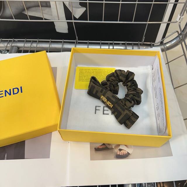 配包装盒 Fendi 芬迪 新款f发圈，复古气质美，简约百搭，小姐姐闭眼入