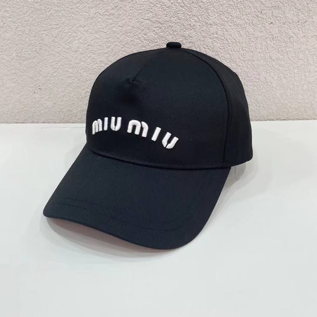 跑量 Miu～新款棒球帽 设计感超强，让人耳目一新！ 头型非常好，可以修饰各种头型，实力百搭款！