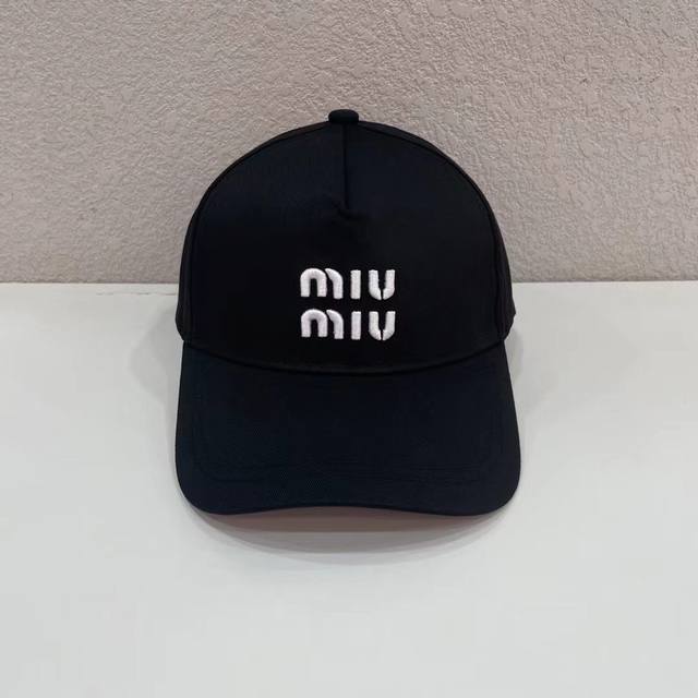 跑量 Miu～新款棒球帽 设计感超强，让人耳目一新！ 头型非常好，可以修饰各种头型，实力百搭款！ - 点击图像关闭