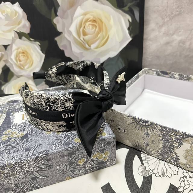 特 配专柜包装 Dior 迪奥 最新高工发箍 小仙女入手 特殊材质 不嘞头 可盐可甜～