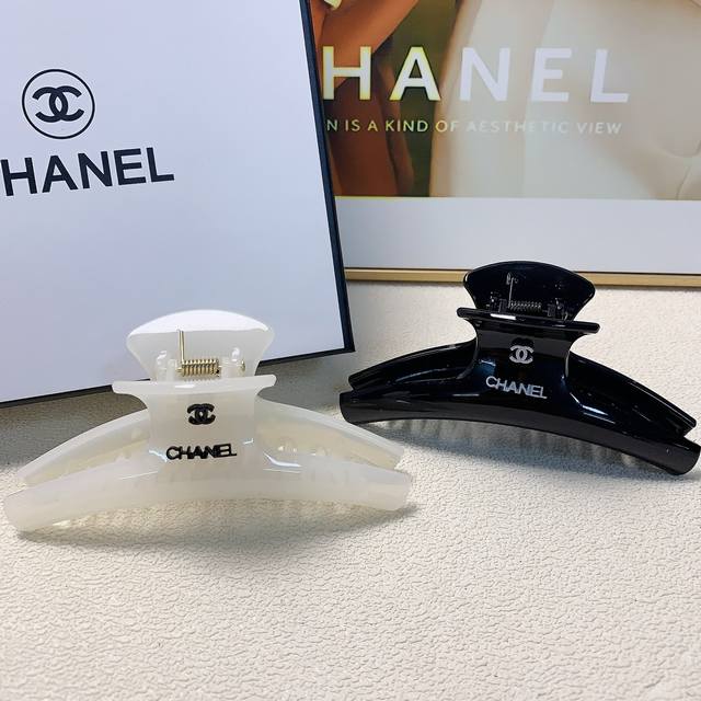 Chanel小香 Chanel抓夹 亚克力简约logo抓夹 气质百搭 日常精致小单品 小仙女必入单品 宝藏款 闭眼入推荐款 单个配发箍盒