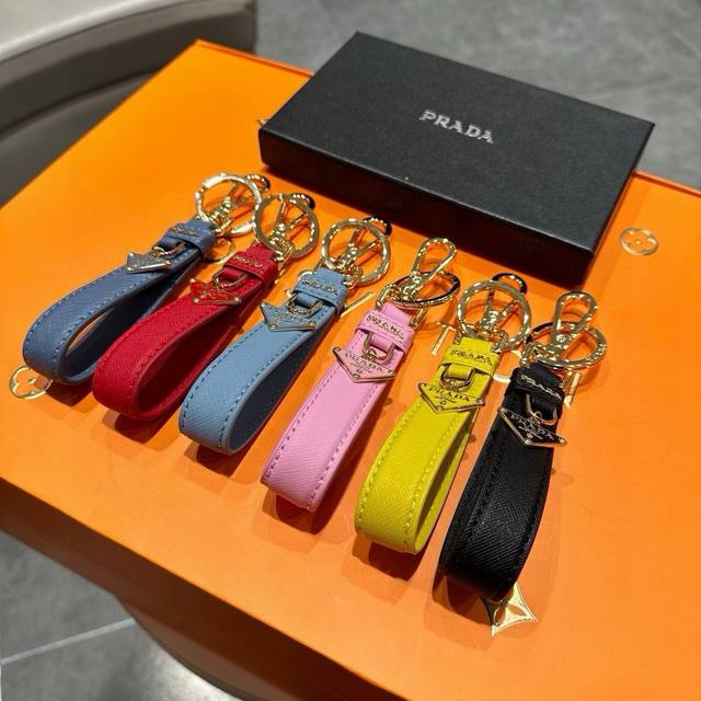 Prada 普拉达 2024新款钥匙扣皮质钥匙圈，三角牌钥匙扣抛光钢配件由开口环和金属挂钩组成，尽显个性魅力0401319100