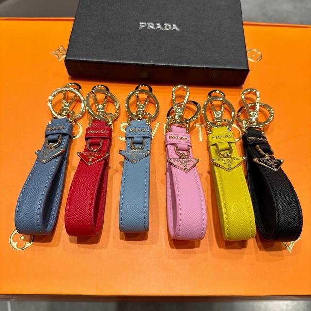 Prada 普拉达 2024新款钥匙扣皮质钥匙圈，三角牌钥匙扣抛光钢配件由开口环和金属挂钩组成，尽显个性魅力0401319100