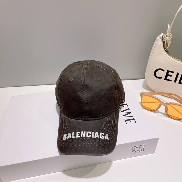 Balenciaga巴黎世家新款洗水烟灰色帽檐字母logo棒球帽，很酷的色系，男女佩戴都有不同style，第一批抢先出货！巴黎粉必入款！ - 点击图像关闭