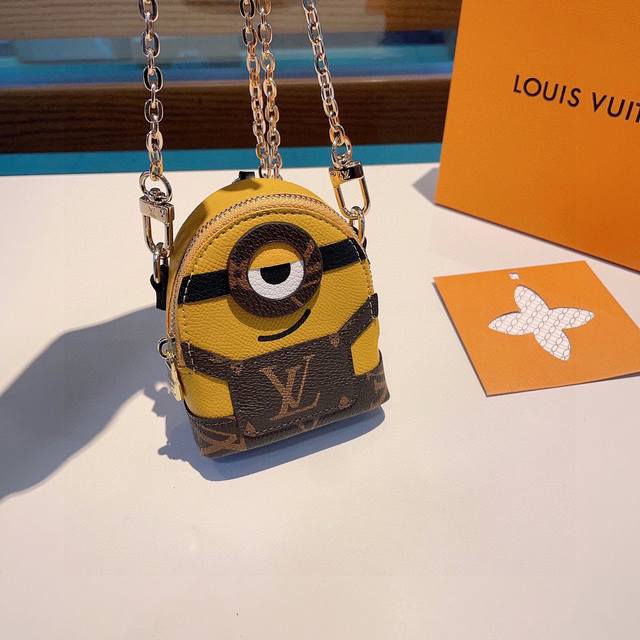 原单货 Louis Vuitton 小黄人链条斜挎小包，Mini包包 可装银行卡蓝牙耳机 钥匙扣零钱包 耳机包 包包挂饰 搭配链条可斜挎。尺寸12X9Cm 顶级