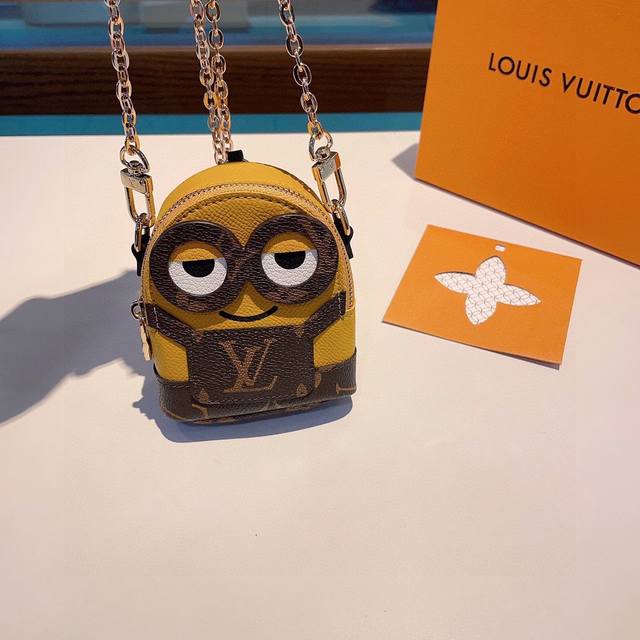 原单货 Louis Vuitton 小黄人链条斜挎小包，Mini包包 可装银行卡蓝牙耳机 钥匙扣零钱包 耳机包 包包挂饰 搭配链条可斜挎。尺寸12X9Cm 顶级