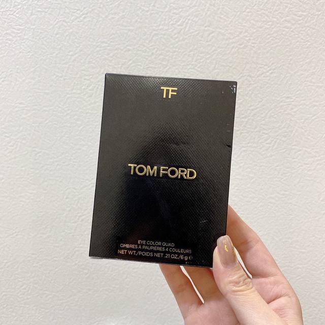 一比一 Tf四色眼影盘6G 色号04# 20# 要说眼影tf是一定要收的粉质、着色全都没得说，买过必入坑tf眼影的珠光是好比把珍珠磨碎了融进去的光泽感 ，用在眼