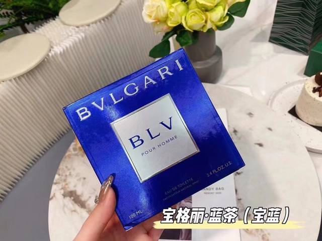 原单品质 Blv宝格丽蓝茶男香100Ml 第一次闻到的时候是在和男朋友出去玩时，他身上飘出的味道出奇地好闻！是特别温柔清淡的木质香。像被一缕阳光照射的森林，悄悄