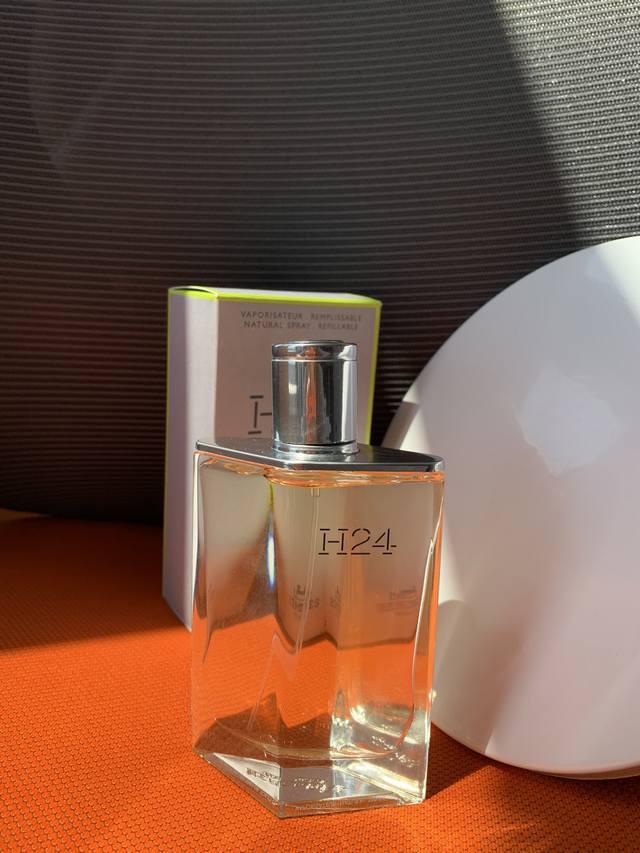 原单品质 Hermes 爱马仕 律动二十四100Ml 属性：男香 香调：绿叶馥奇香调 气味：黑檀红木金属快乐鼠尾草水仙花 爱马仕时隔15年终于出了一款新的男香h