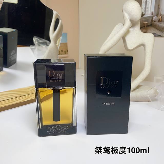 Dior迪奥新款桀骜极度男士新版加强版浓香 Ml Dior Homme Intense 2011 香调:木质花香调 前调:薰衣草 中调:鸢尾花黄葵梨 后调:香根