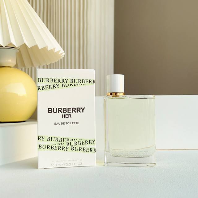 原单香水 Burberry Her系列花与她果漾淡香水 这个系列一直都特别喜欢，最近出这款新，刚拿到的时候就被它这种淡淡的奶绿色吸引，给人感觉就很清新，有种大自 - 点击图像关闭