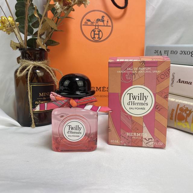 专柜版hermes 新款 Twilly 爱马仕 Twilly Eau Poivre丝巾女士浓香水85Ml 前调：辛辣丰郁的粉红胡椒 中调：蕴含少女清新调的玫瑰花