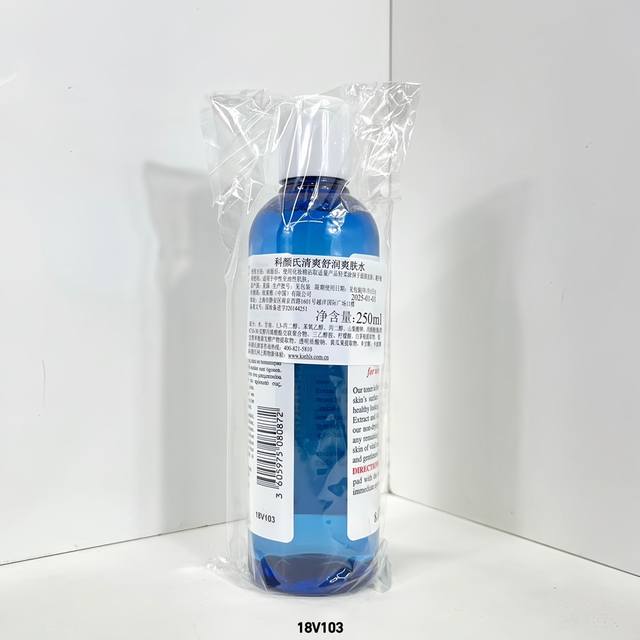 科颜氏清爽舒润爽肤水250Ml 18V103编码！可配中文标kiehl'S科颜氏清爽舒润爽肤水250Ml，蕴含黄瓜果提取物、白茅根提取物以及冷冻保护蛋白，帮助舒