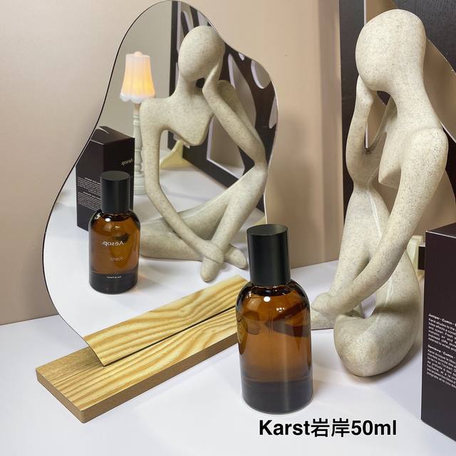 Karst 岩岸 澳洲 伊索新款aesop 香水50Ml 品牌：伊索 香调：柑橘调 气味：杜松子孜然檀香木 属性：中性香 标签：浓郁清新辛辣木香柑橘