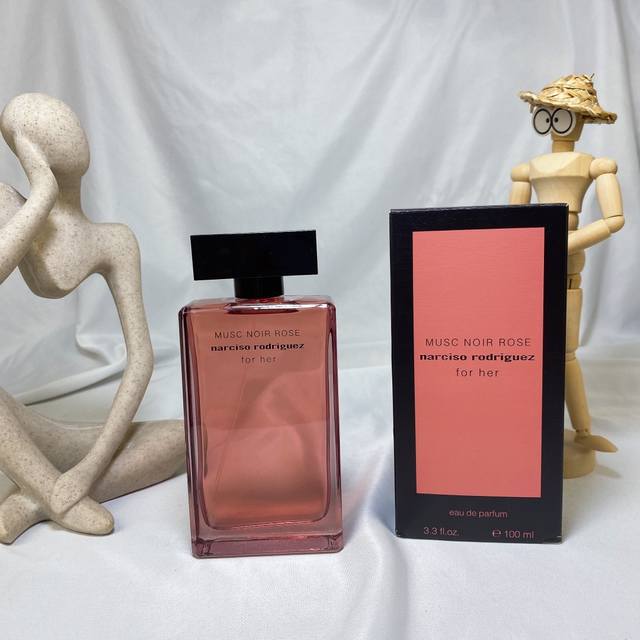 Narciso Rodriguez纳西素深沉麝香玫瑰浓香水100Ml Musc Noir Rose更感性且不那么黑暗，绽放出新的性感晚香玉花香。标志性的麝香中调