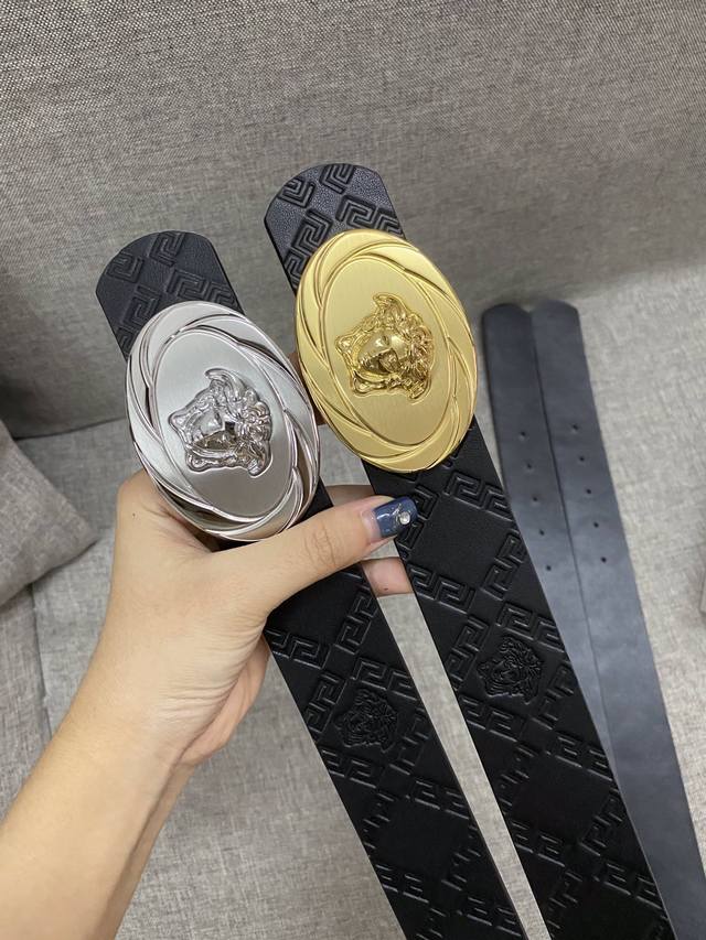 品牌:范思哲 特 尺寸:39Mm 正品尺寸 五金材质:专柜精品钢扣，真空电镀，工艺精细 带身材质:天然双面头层牛皮压花、质感超赞，手感柔软