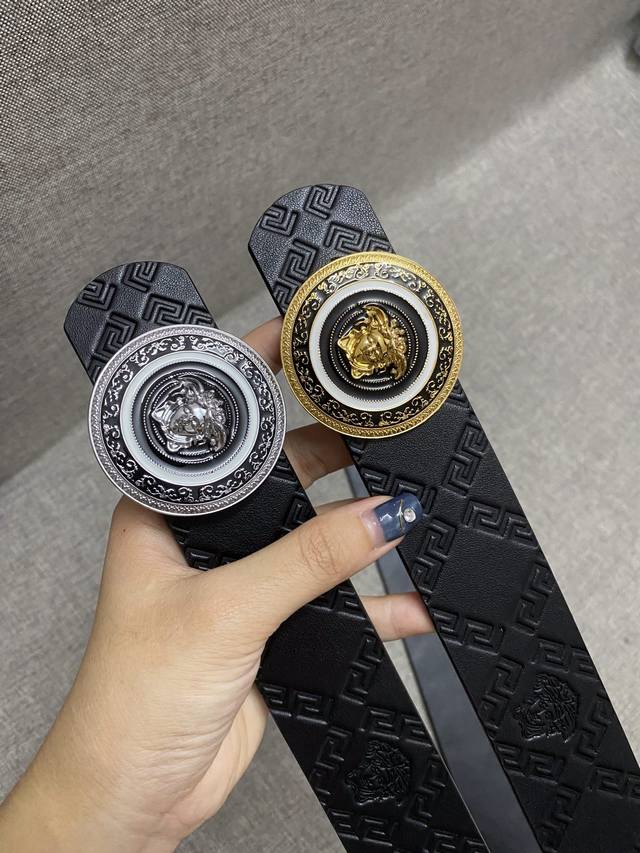 品牌:范思哲 特 尺寸:39Mm 正品尺寸 五金材质:专柜精品钢扣，真空电镀，工艺精细 带身材质:天然双面头层牛皮压花、质感超赞，手感柔软