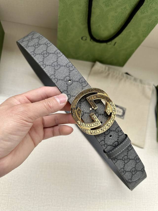 特 宽度3.8Cm Gucci Gg Marmont系列每一季都会推陈出新，为灵感源于70年代的标志性gg配件注入现代精髓。这款灰色和黑色gg Supreme帆