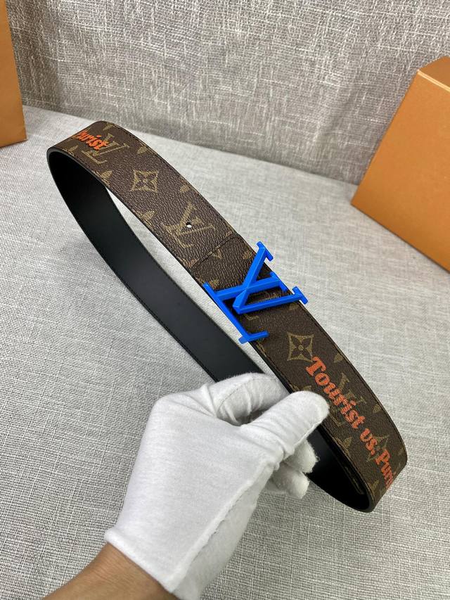 特 Lv Initiales Everyday Lv 双面腰带令 Louis Vuitton 标识加入经典 Monogram 图案，再以丝滑小牛皮演绎沉稳一面，