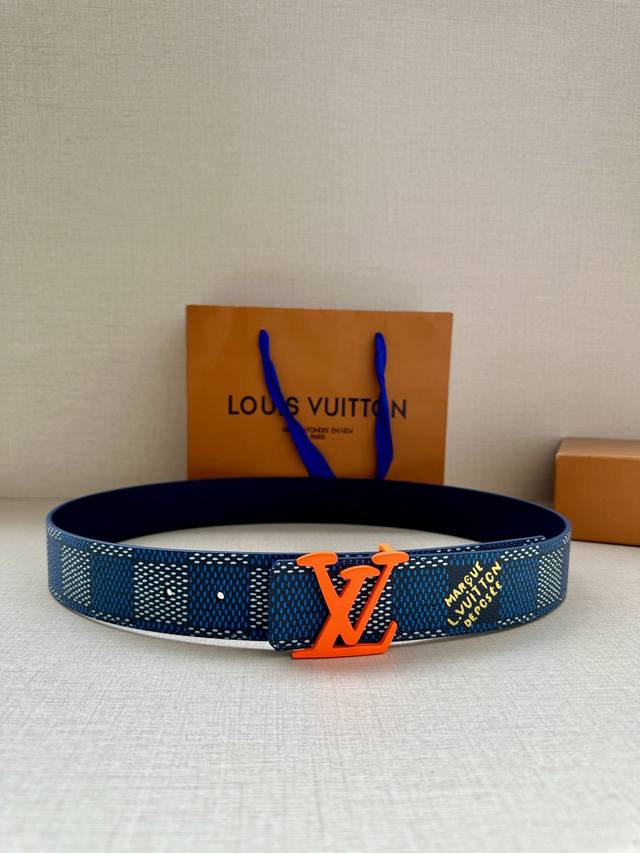 特 4.0宽 本款 Lv Initials 双面腰带凝聚 Pharrell Williams 对典藏设计的灵感探索，通过焕新 Damier 图案和 Marque