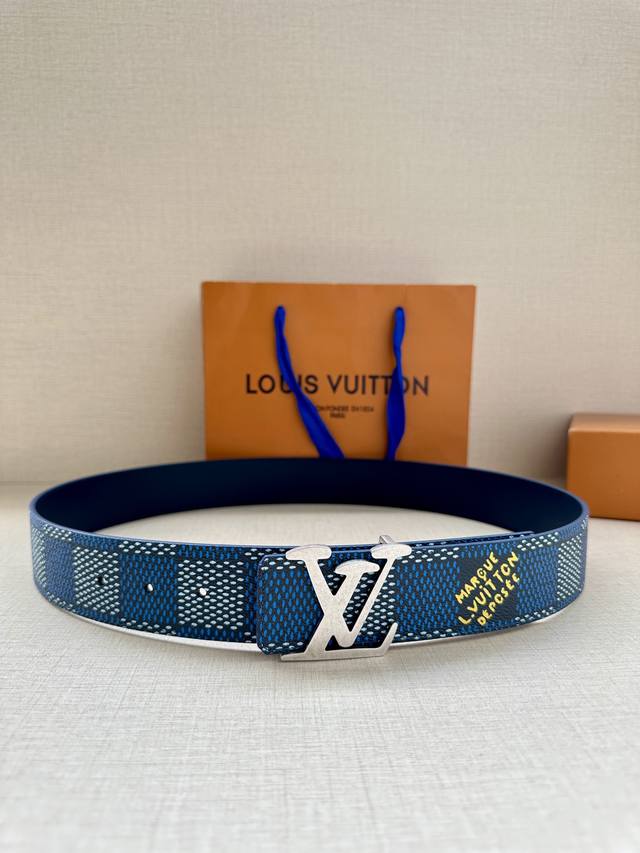 特 4.0宽 本款 Lv Initials 双面腰带凝聚 Pharrell Williams 对典藏设计的灵感探索，通过焕新 Damier 图案和 Marque - 点击图像关闭