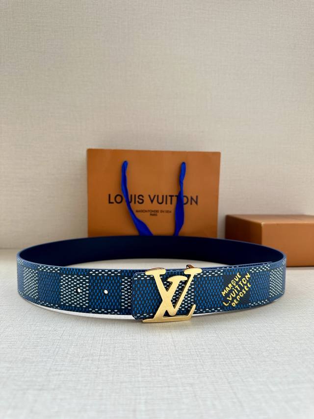 特 4.0宽 本款 Lv Initials 双面腰带凝聚 Pharrell Williams 对典藏设计的灵感探索，通过焕新 Damier 图案和 Marque