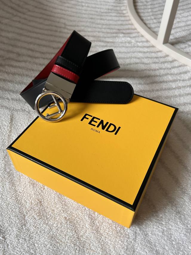 特 Fendi 芬迪 专柜同款 男女通用款 宽3.4Cm，双面撞色设计 采用双面原版小牛皮制成 一面黑色一面红色 搭配圆形f扣有 Fendi 标志造型，钉扣开合