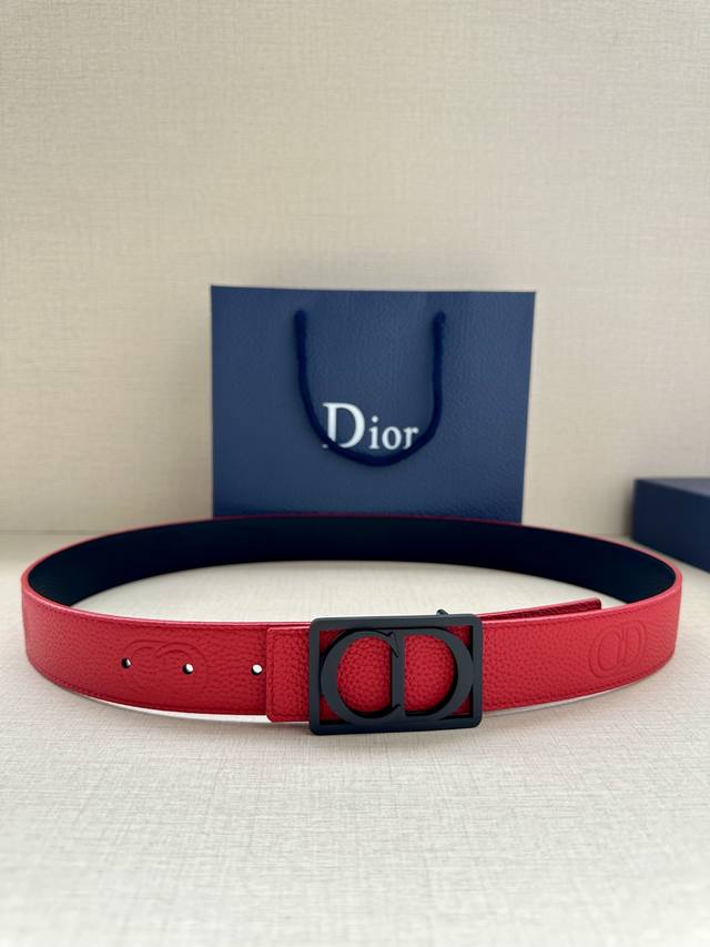 特 宽度3.5Cm Dior 这款腰带扣是春、秋季新品，采用金属覆层纯不锈钢打造镂空金属饰牌，中间突显 Cd Icon 标志。可与各式 35 毫米腰带搭配，提升