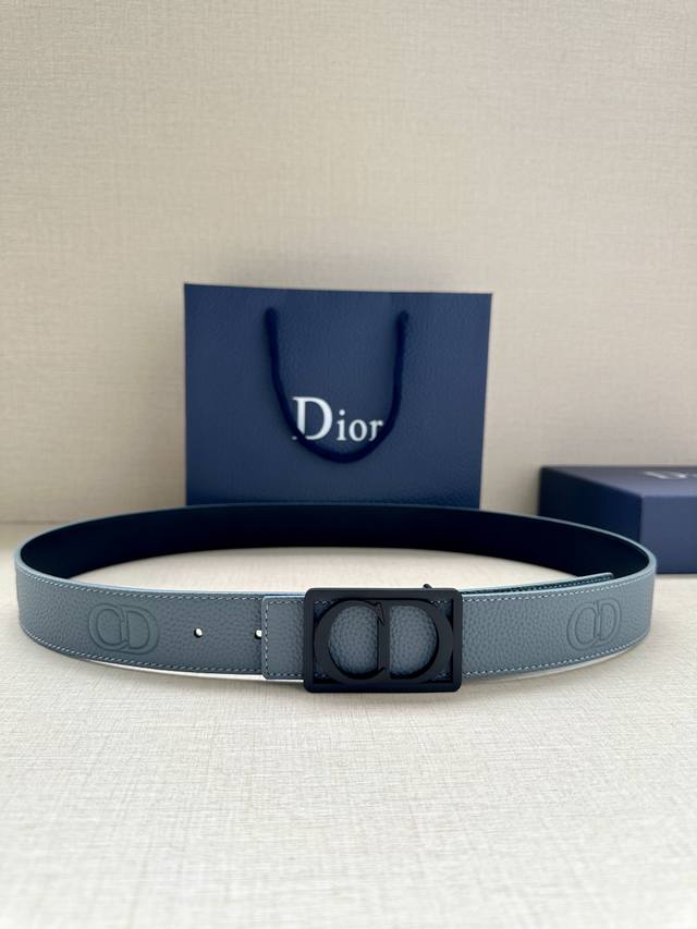 特 宽度3.5Cm Dior 这款腰带扣是春、秋季新品，采用金属覆层纯不锈钢打造镂空金属饰牌，中间突显 Cd Icon 标志。可与各式 35 毫米腰带搭配，提升