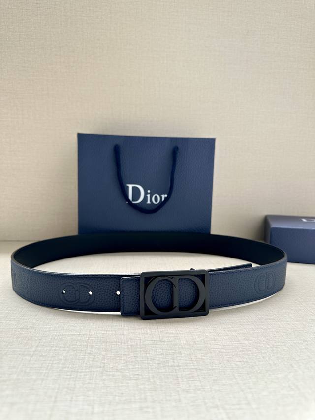 特 宽度3.5Cm Dior 这款腰带扣是春、秋季新品，采用金属覆层纯不锈钢打造镂空金属饰牌，中间突显 Cd Icon 标志。可与各式 35 毫米腰带搭配，提升