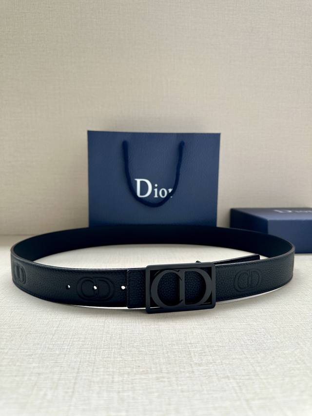 特 宽度3.5Cm Dior 这款腰带扣是春、秋季新品，采用金属覆层纯不锈钢打造镂空金属饰牌，中间突显 Cd Icon 标志。可与各式 35 毫米腰带搭配，提升