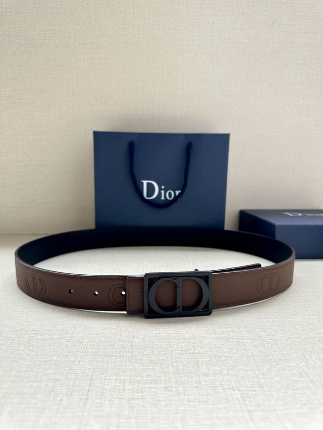 特 宽度3.5Cm Dior 这款腰带扣是春、秋季新品，采用金属覆层纯不锈钢打造镂空金属饰牌，中间突显 Cd Icon 标志。可与各式 35 毫米腰带搭配，提升