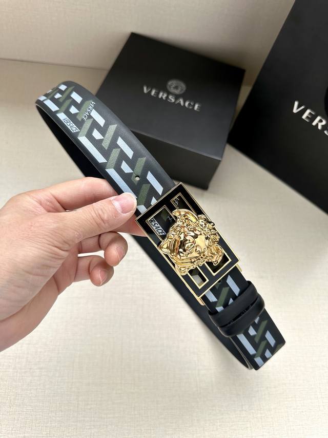 特 宽度3.8Cm Versace Fendi 标志造型宽皮带，联名钉扣 旋转式美人头扣，范思哲原版进3D打印花绘 印有浮雕间色ff 图案，镀金表面金属制品，此 - 点击图像关闭