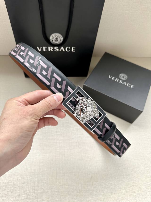 特 宽度3.8Cm Versace Fendi 标志造型宽皮带，联名钉扣 旋转式美人头扣，范思哲原版进3D打印花绘 印有浮雕间色ff 图案，镀金表面金属制品，此