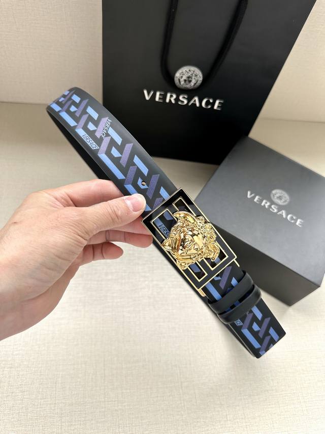 特 宽度3.8Cm Versace Fendi 标志造型宽皮带，联名钉扣 旋转式美人头扣，范思哲原版进3D打印花绘 印有浮雕间色ff 图案，镀金表面金属制品，此