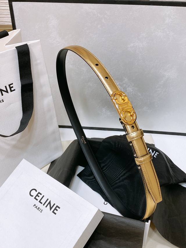 特 Celine 24小号 Triomphe Taurillon皮革腰带 Taurillon.中腰，牛皮腰带 Triomphe皮革搭扣 1.8Cm