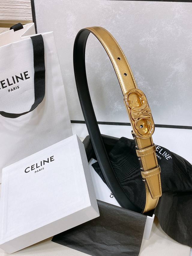 特 Celine 24中号triomphe Taurillon皮革腰带 Taurillon.中腰，牛皮腰带 Triomphe皮革搭扣 2.5Cm