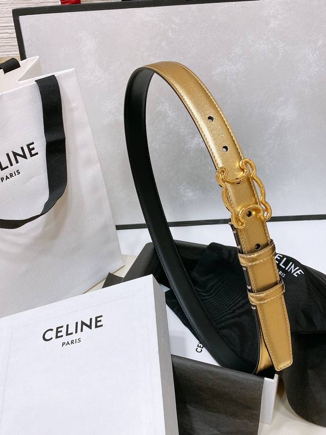 特 Celine 24中号triomphe Taurillon皮革腰带 Taurillon.中腰，牛皮腰带 Triomphe皮革搭扣 2.5Cm