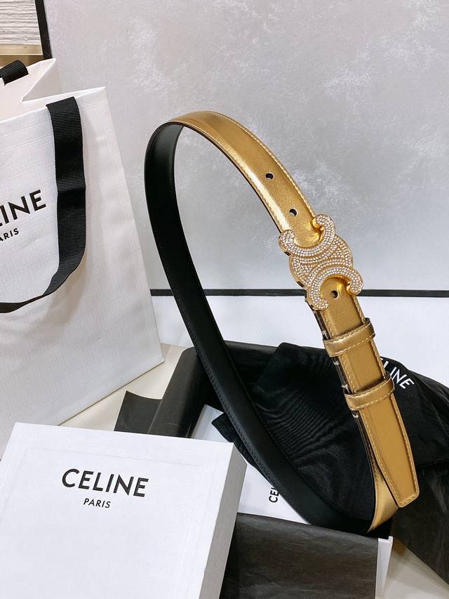 特 Celine 24中号triomphe Taurillon皮革腰带 Taurillon.中腰，牛皮腰带 Triomphe皮革搭扣 2.5Cm