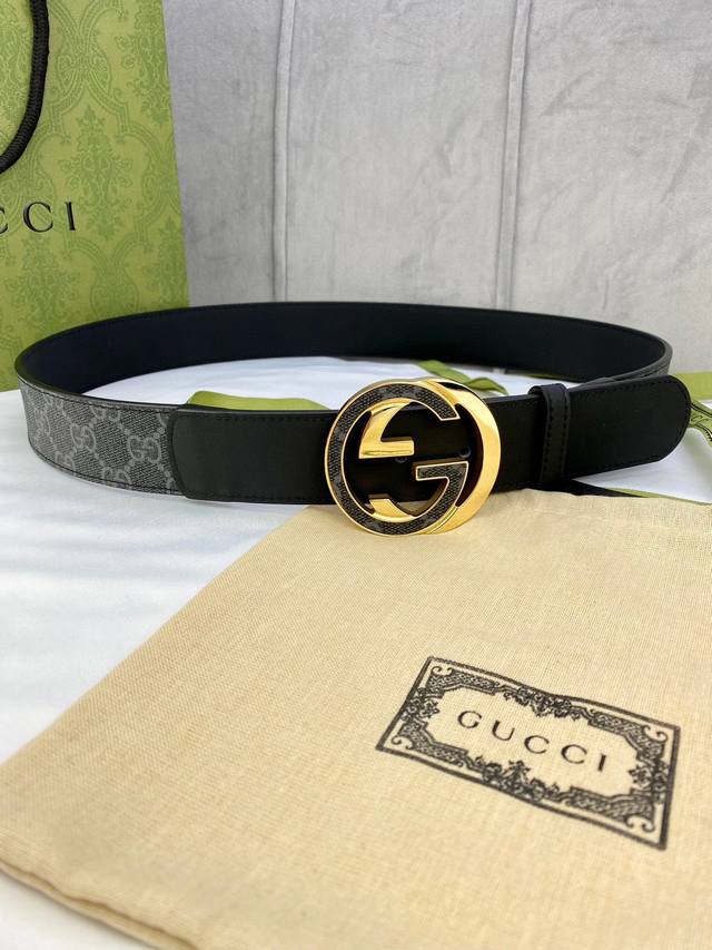 特 宽度4.0Cm Gucci 这款腰带在早秋系列中惊艳亮相，采用以标志性米色 乌木色组合呈现的品牌双g字母交织图案，与黑色皮革材质相得益彰。双g 6.0Mm厚 - 点击图像关闭