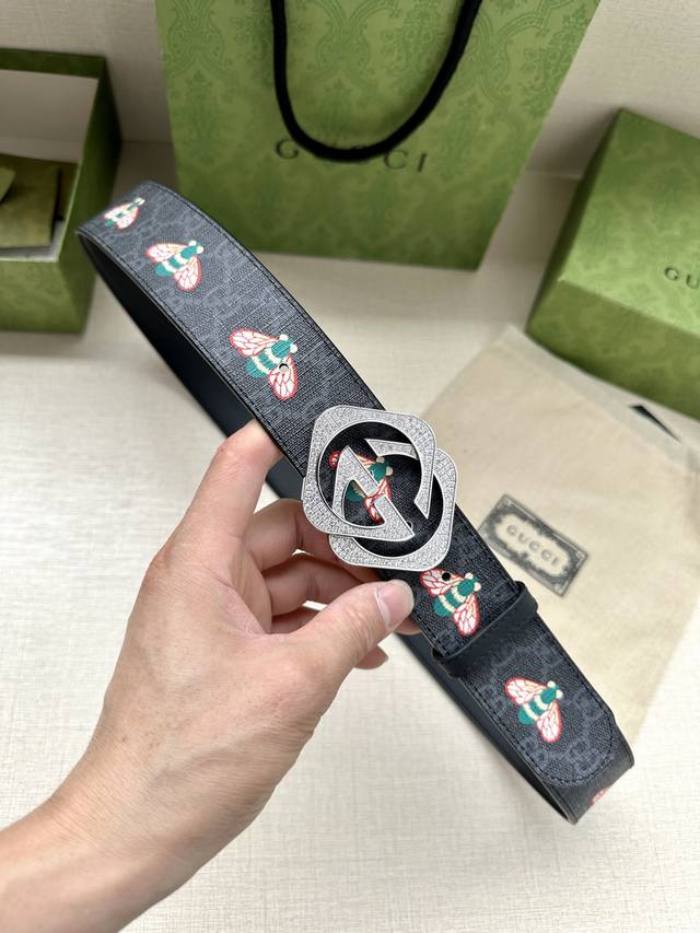 特 宽度3.8Cm Gucci 这款双面皮革腰带巧妙融合gg Supreme帆布与小牛皮底材质，演绎历久弥新的实用设计理念。富有辨识度的双g水晶钻扣配件再现典藏