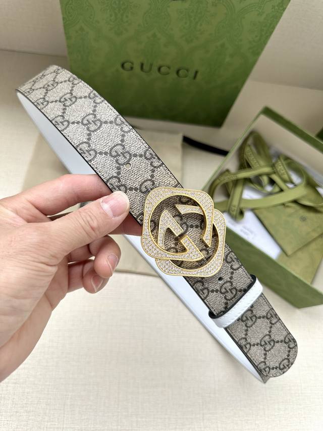 特 宽度3.8Cm Gucci 这款双面皮革腰带巧妙融合gg Supreme帆布与小牛皮底材质，演绎历久弥新的实用设计理念。富有辨识度的双g水晶钻扣配件再现典藏