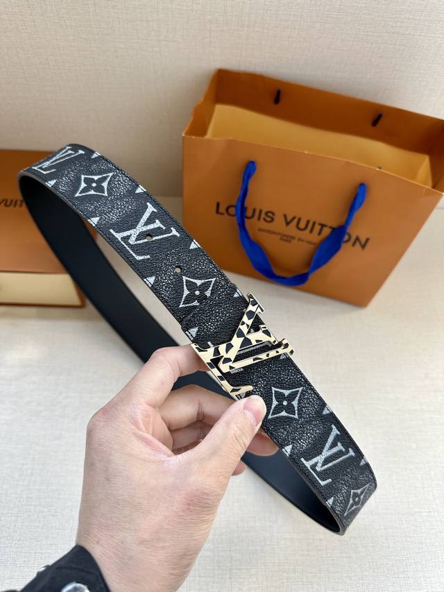 特 Lv Shape 双面腰带为 Lv Shape 搭扣赋予摩登雾面观感，无论搭配异彩纷呈的 Lv Graffiti 帆布或沉稳牛皮革，均可表明个性态度。