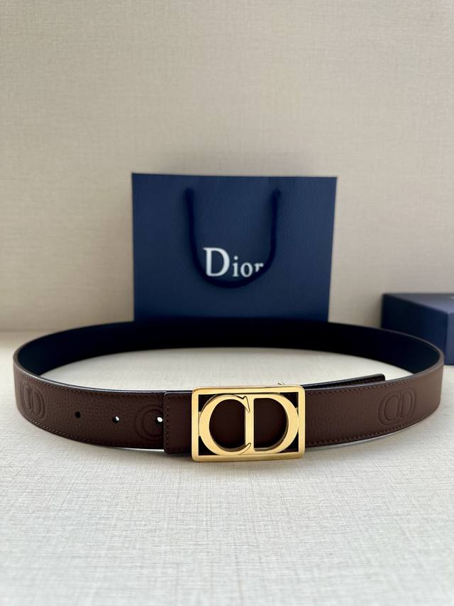 特 宽度3.5Cm Dior 这款腰带扣是春、秋季新品，采用金属覆层纯不锈钢打造镂空金属饰牌，中间突显 Cd Icon 标志。可与各式 35 毫米腰带搭配，提升