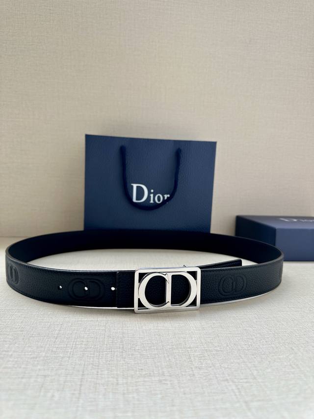 特 宽度3.5Cm Dior 这款腰带扣是春、秋季新品，采用金属覆层纯不锈钢打造镂空金属饰牌，中间突显 Cd Icon 标志。可与各式 35 毫米腰带搭配，提升