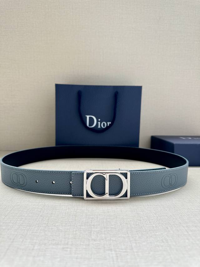 特 宽度3.5Cm Dior 这款腰带扣是春、秋季新品，采用金属覆层纯不锈钢打造镂空金属饰牌，中间突显 Cd Icon 标志。可与各式 35 毫米腰带搭配，提升