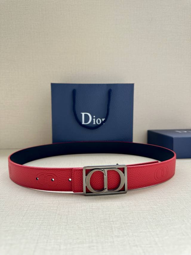 特 宽度3.5Cm Dior 这款腰带扣是春、秋季新品，采用金属覆层纯不锈钢打造镂空金属饰牌，中间突显 Cd Icon 标志。可与各式 35 毫米腰带搭配，提升