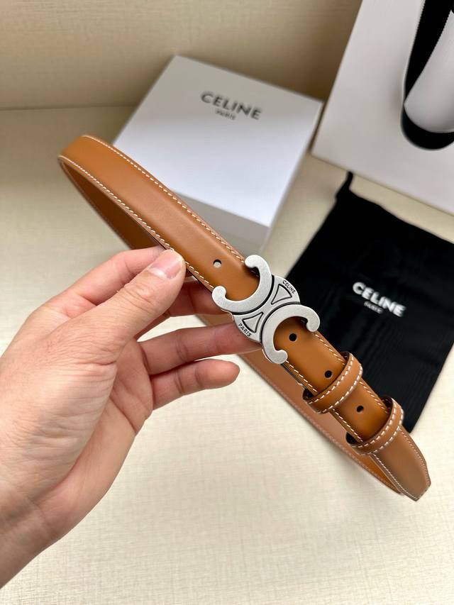 特 宽度2.5Cm Celine Triomphe中号光滑进口牛皮革腰带 头层牛皮 中腰 宽度1英寸 2.5厘米 Triomphe 配领扣带扣 编号：45Ak9