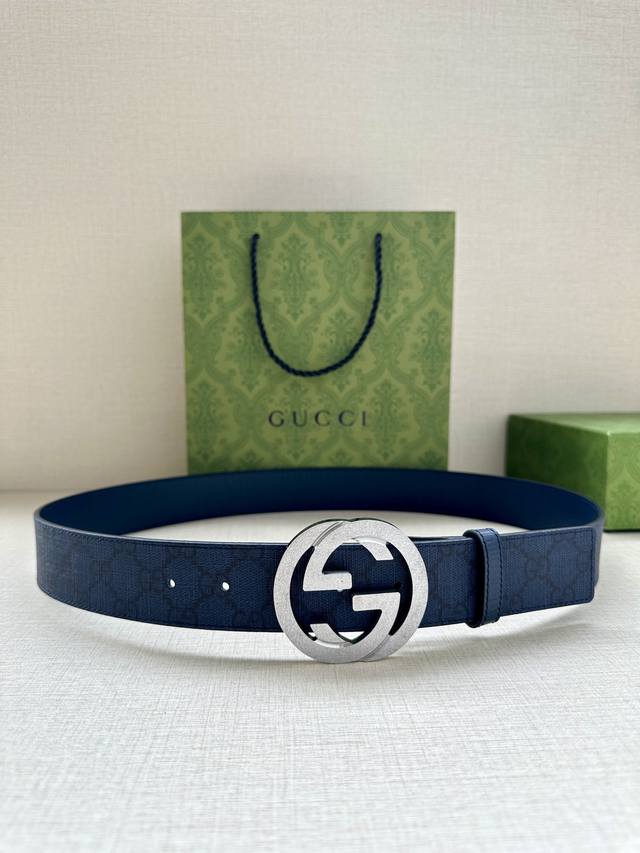 特 宽度3.8Cm Gucci 这款双面腰带巧妙融合gg Supreme帆布与头层品牌纹理材质，演绎历久弥新的实用设计理念。富有辨识度的双g配件再现典藏搭配，诠